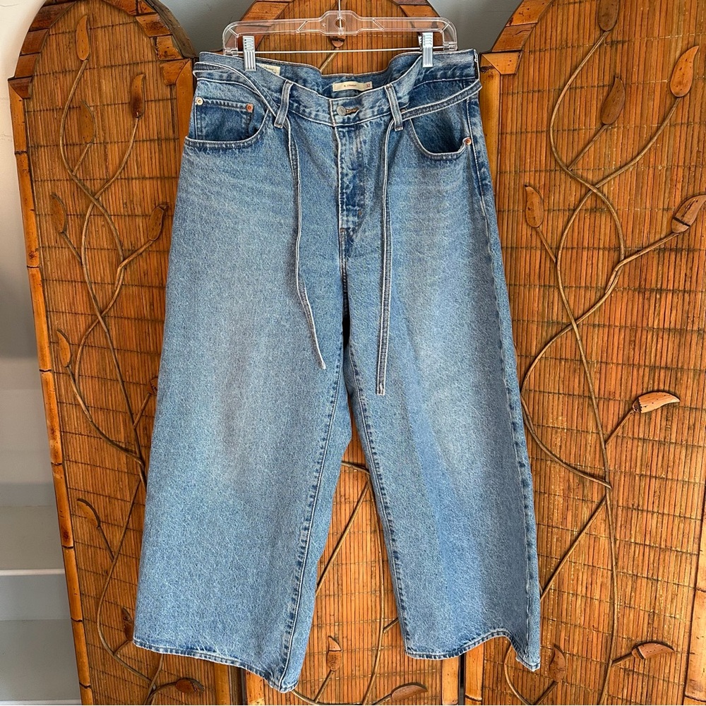 Levi's Women's XL Straight Jeans in Light Blue Wash 32 wide leg